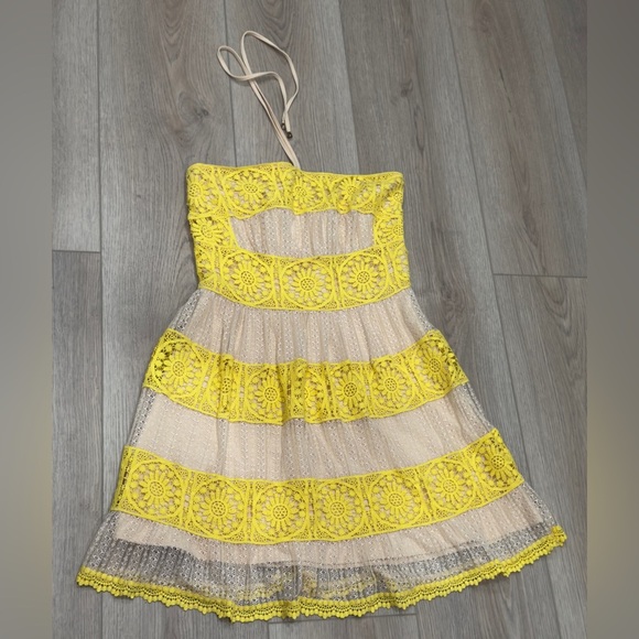 Foxiedox Charming Yellow Lace woman’s Dress 👗💛 - Picture 3 of 9